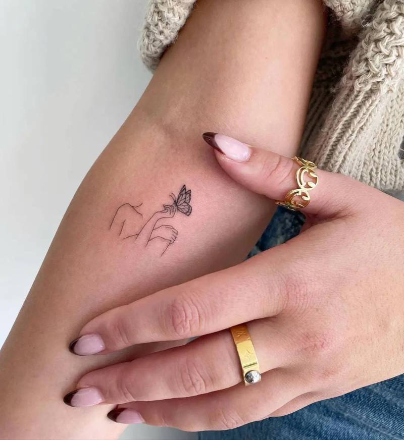 Tatuajes minimalistas de mariposa: 