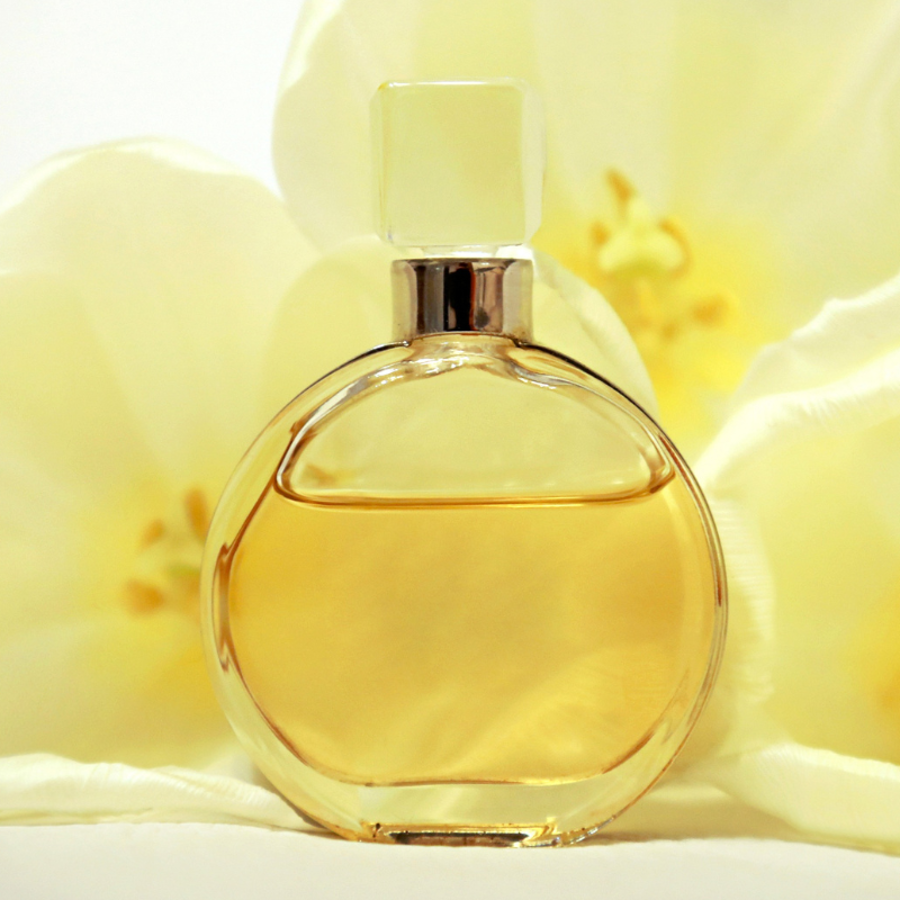 10 perfumes elegantes para mujeres de 50 años que huelen joven (y no te suman años)