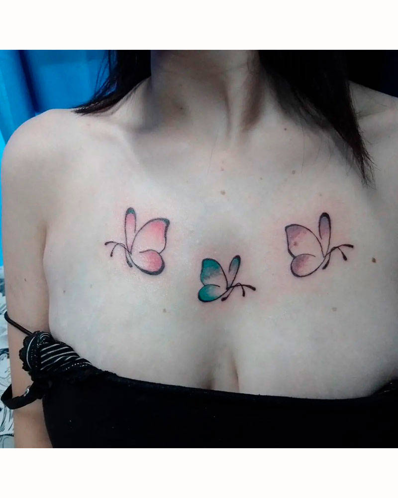 Tatuajes en el pecho de mariposas