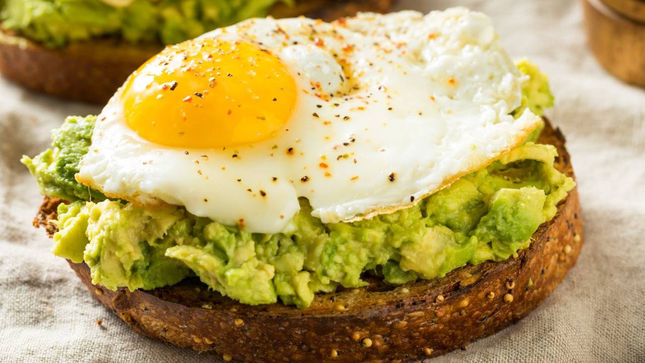 5 desayunos que aceleran el metabolismo con los que no sentirás hambre en toda la mañana, según una nutricionista