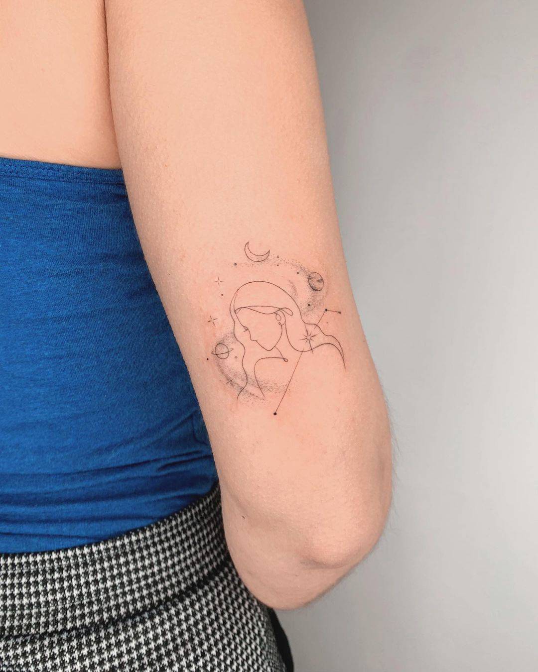 Tendencias tatuajes 2023: líneas muy finas