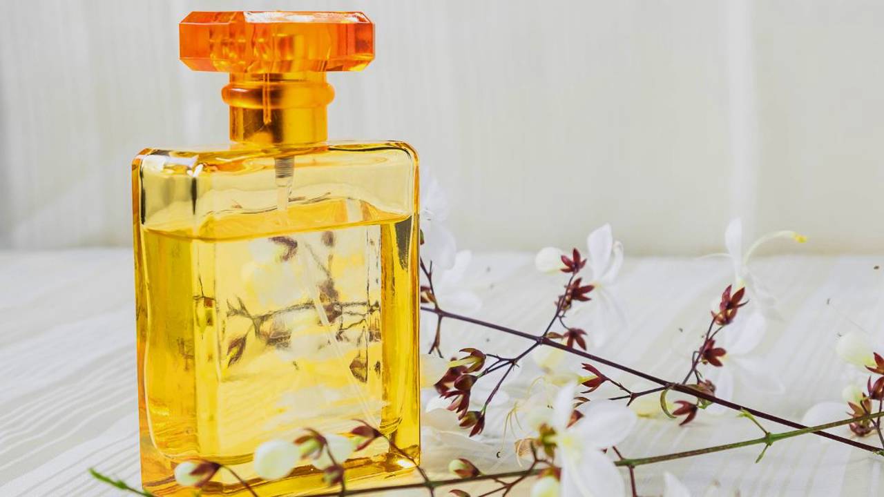 Perfumes para mujeres de 60 años frescos y elegantes que NO suman años
