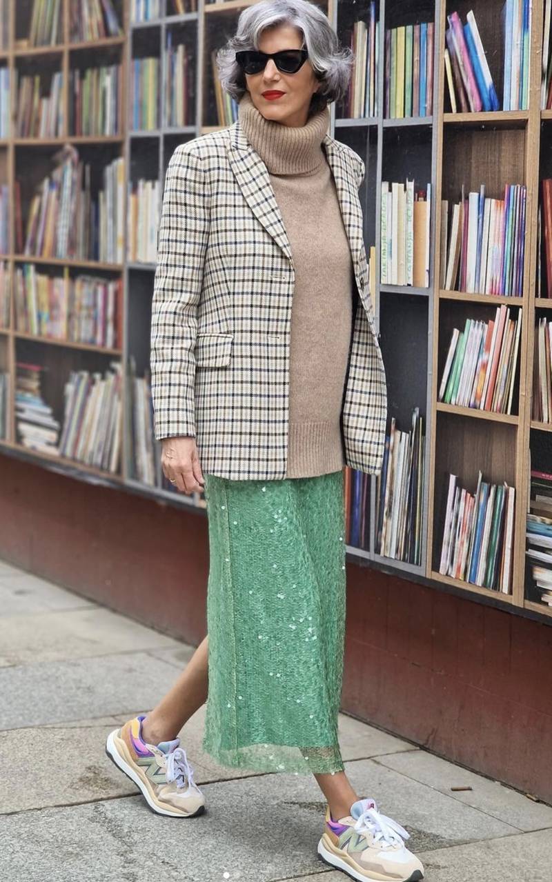 difícil de complacer Posada importante Las influencers +50 llevan la falda de lentejuelas viral de Zara con  zapatillas: el look atrevido más elegante