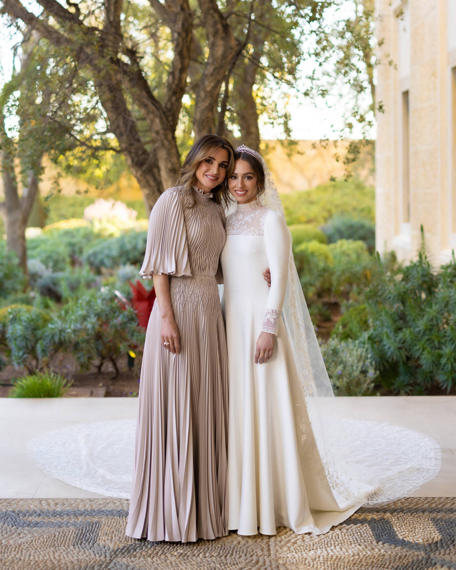 Rania de Jordania con vestido de fiesta largo plisado