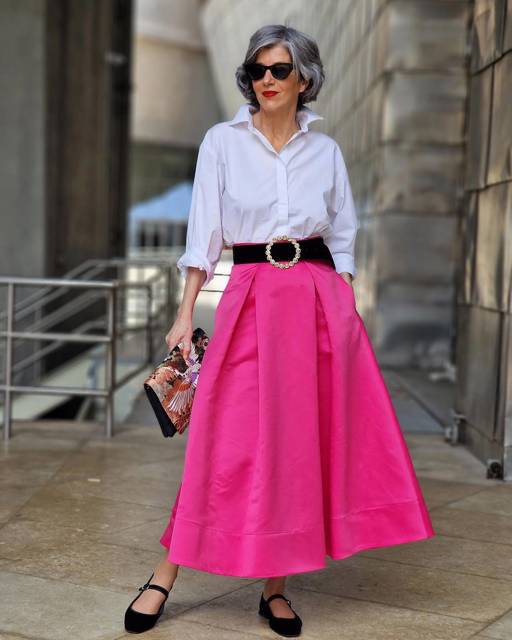 Carmen Gimeno con falda larga en color rosa 
