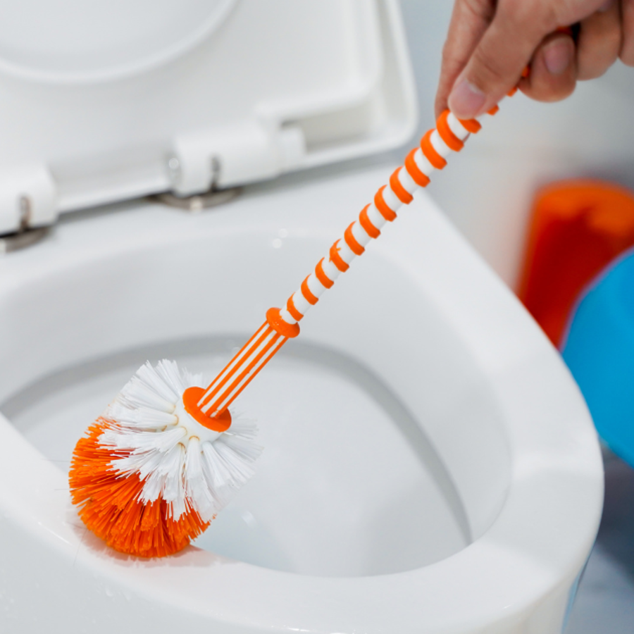 El truco facilísimo para eliminar el moho y la suciedad de la escobilla del baño (con fotos reales)