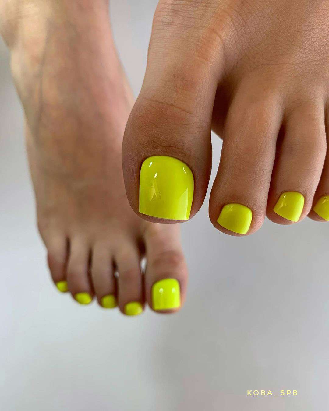 5 colores de uñas de los pies para invitada que no se llevan: amarillo neón