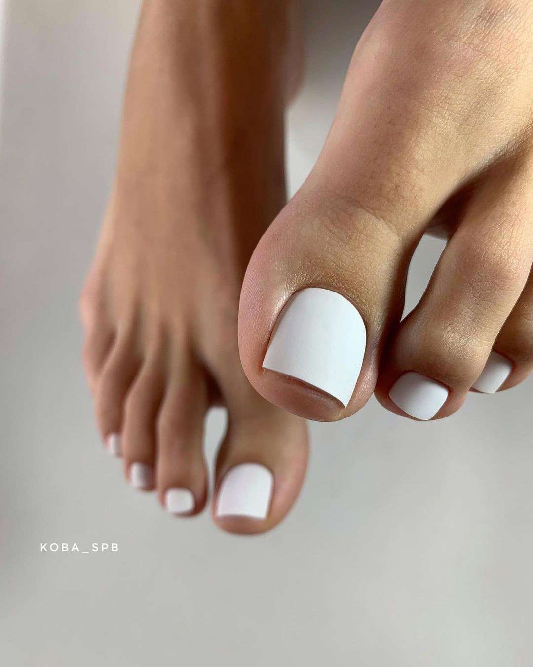 5 colores que se llevan de uñas de los pies para invitada: blanco