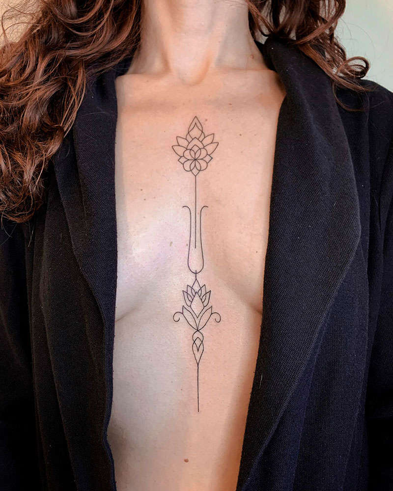 Tatuajes pequeños para mujer en el pecho: tribal