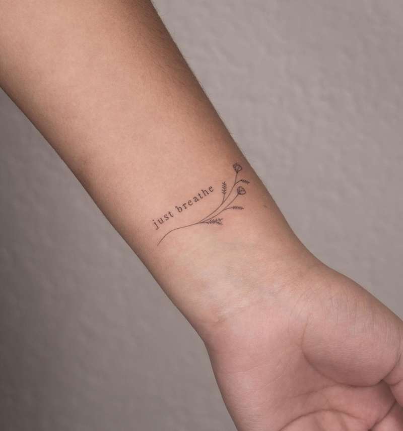 Tatuajes pequeños para mujer con palabras: con un toque vegetal
