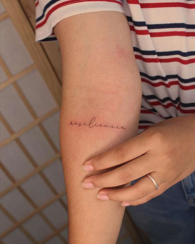 Tatuajes pequeños para mujer con palabras: resiliencia