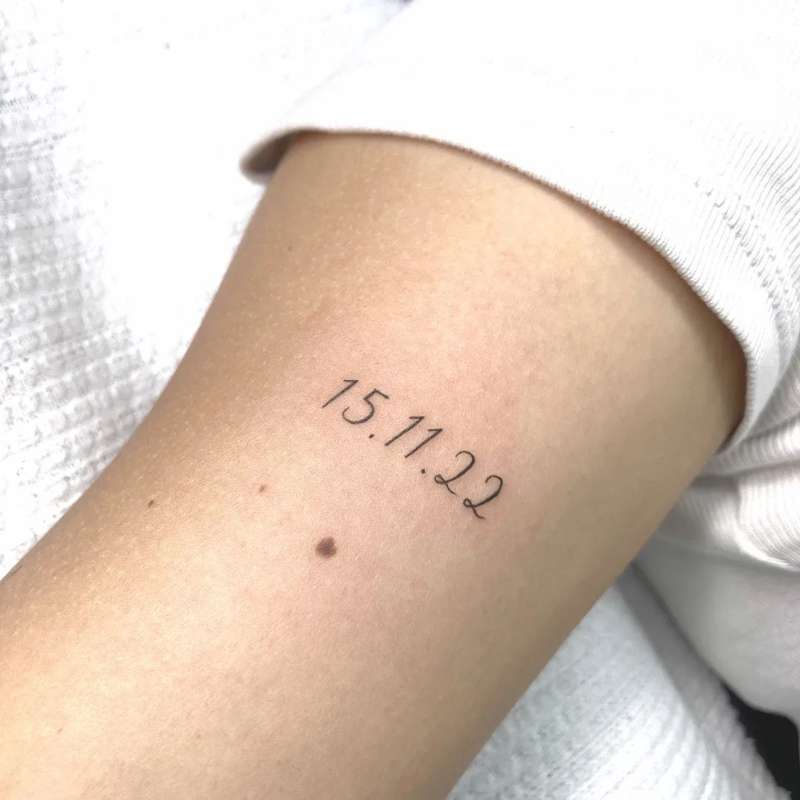 Tatuajes pequeños para mujer con significado: una fecha