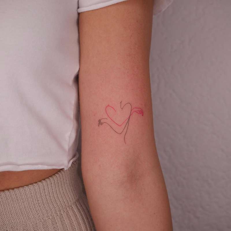 Tatuajes pequeños para mujer en el antebrazo: al amor
