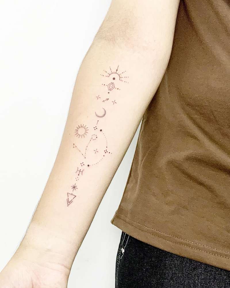 Tatuajes pequeños para mujer en el antebrazo: carta astral