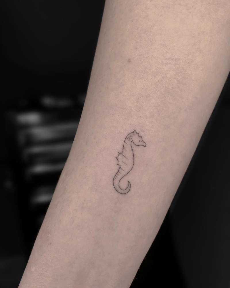 Tatuajes pequeños para mujer en el brazo: caballito de mar