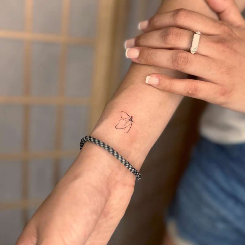 Tatuajes pequeños para mujer en el brazo: de un trazo
