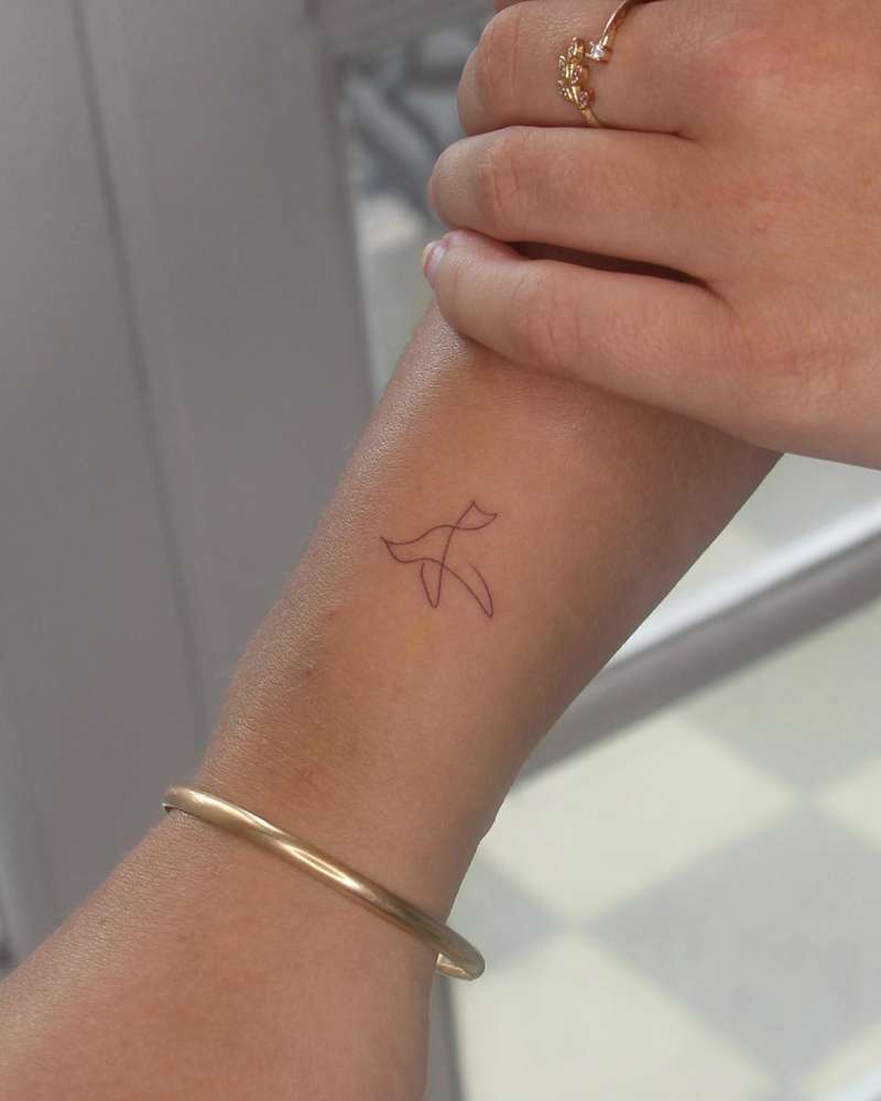 Tatuajes pequeños para mujer en el brazo: de un trazo