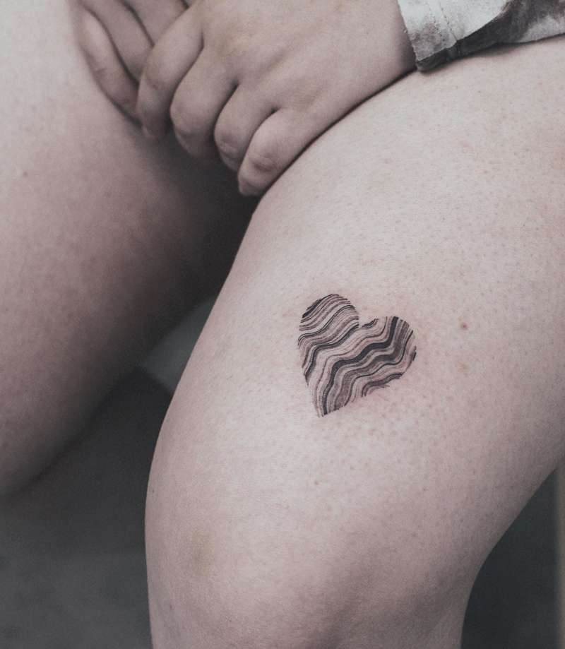 Tatuajes pequeños para mujer en el muslo: un corazón