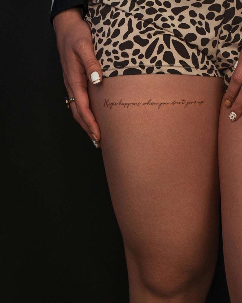 Tatuajes pequeños para mujer en el muslo: un recordatorio