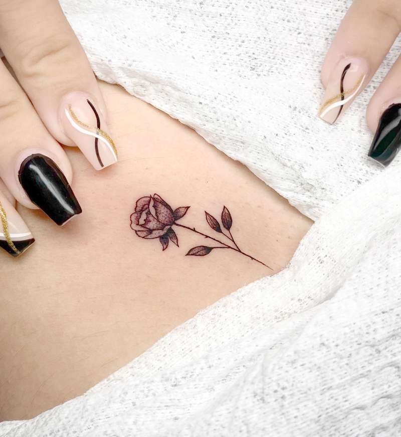 Tatuajes pequeños para mujer en el muslo