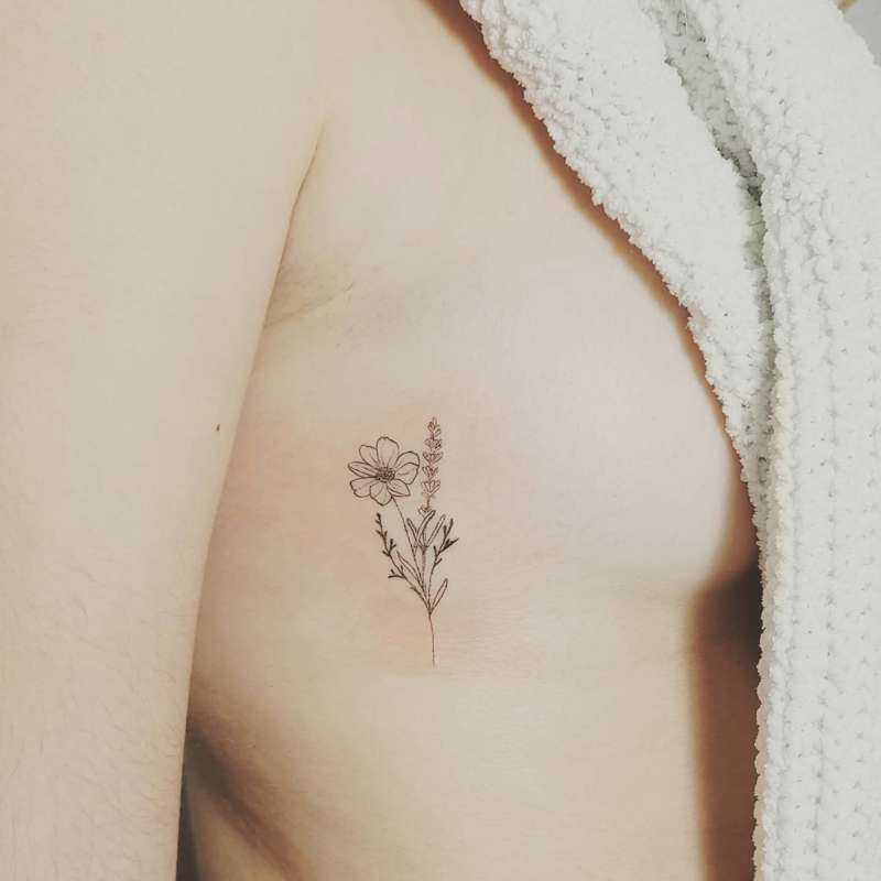 Tatuajes pequeños para mujer en el pecho: a un costado
