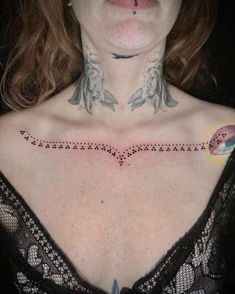 Tatuajes pequeños para mujer en el pecho: con puntos