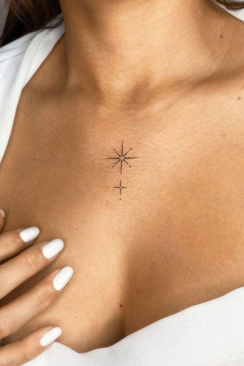 Tatuajes pequeños para mujer en el pecho: destellos