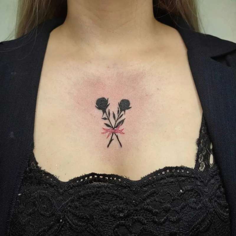 Tatuajes pequeños para mujer en el pecho: gótico