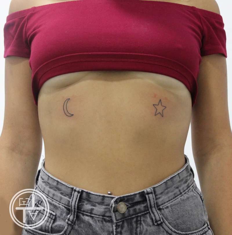 Tatuajes pequeños para mujer en el pecho: por debajo