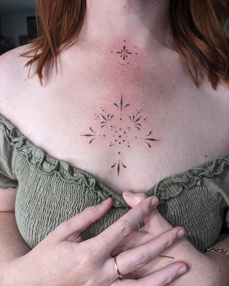 Tatuajes pequeños para mujer en el pecho: sutil