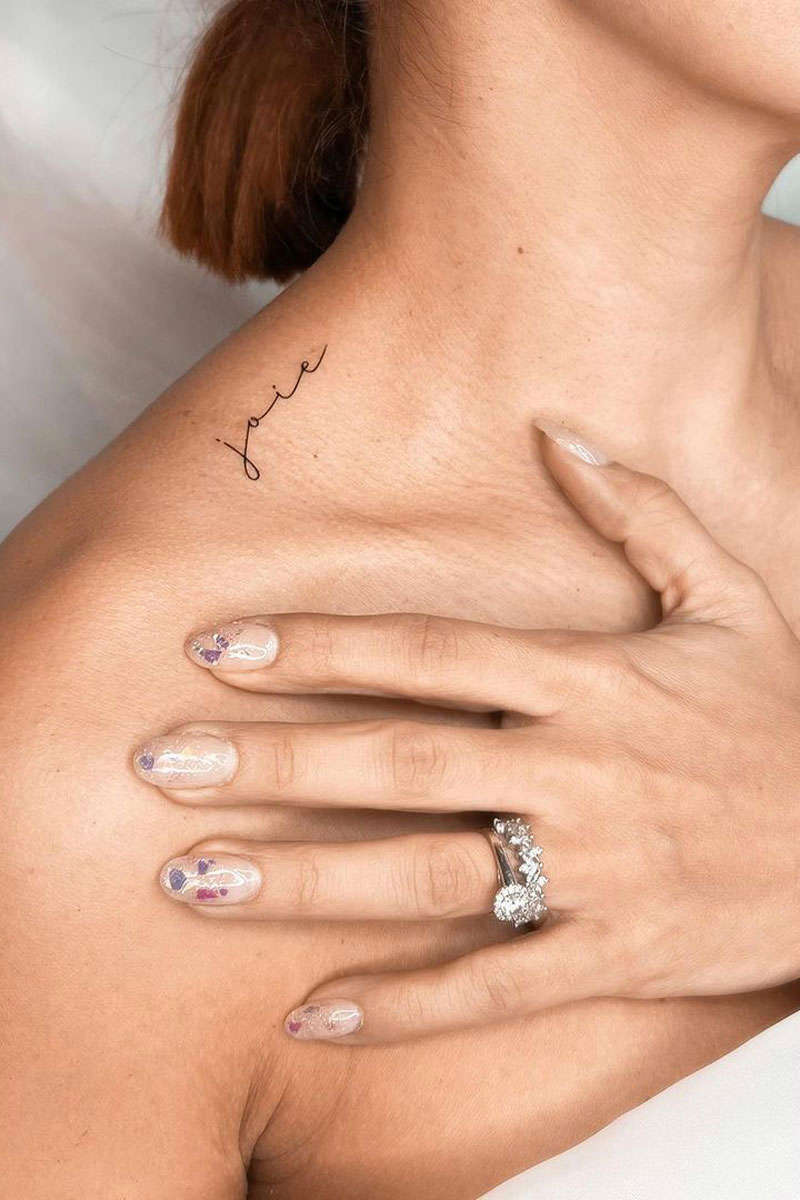 Tatuajes pequeños para mujer en la clavícula: a mano