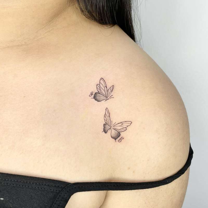 Tatuajes pequeños para mujer en la clavícula: mariposas