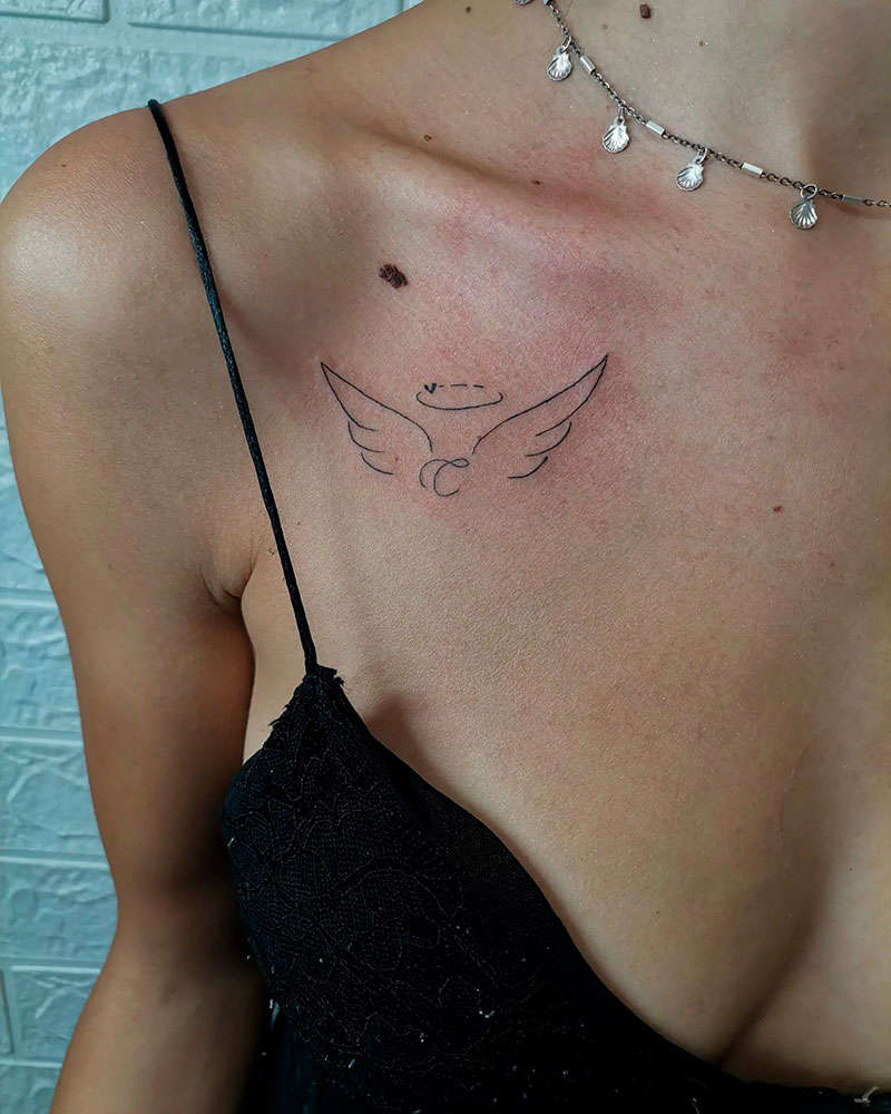 Tatuajes pequeños para mujer en la clavícula: un ángel