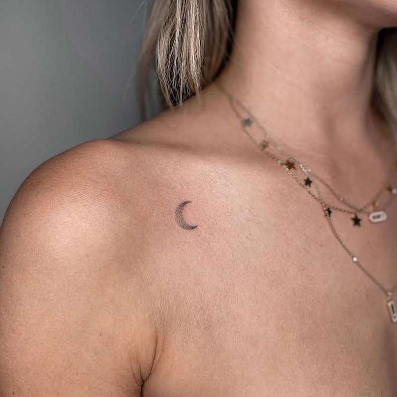 Tatuajes pequeños para mujer en la clavícula: una luna