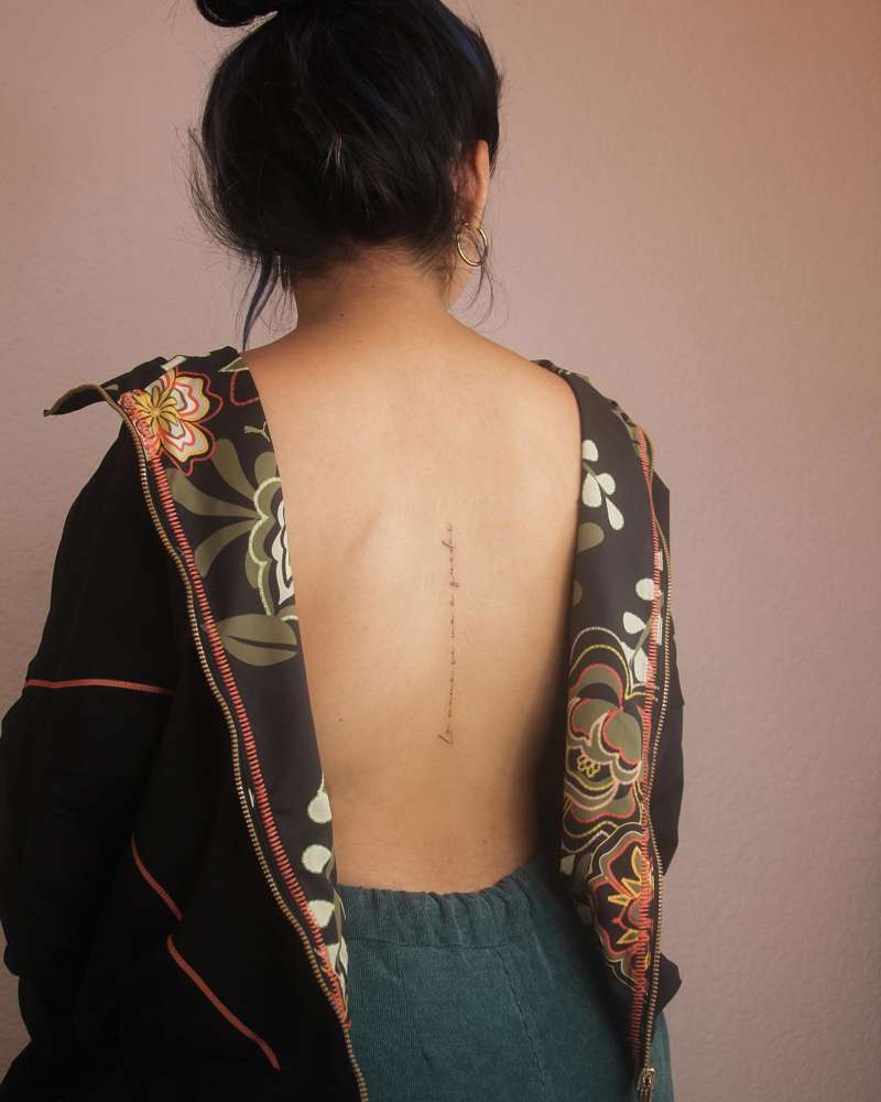 Tatuajes pequeños para mujer en la espalda: caligrafía