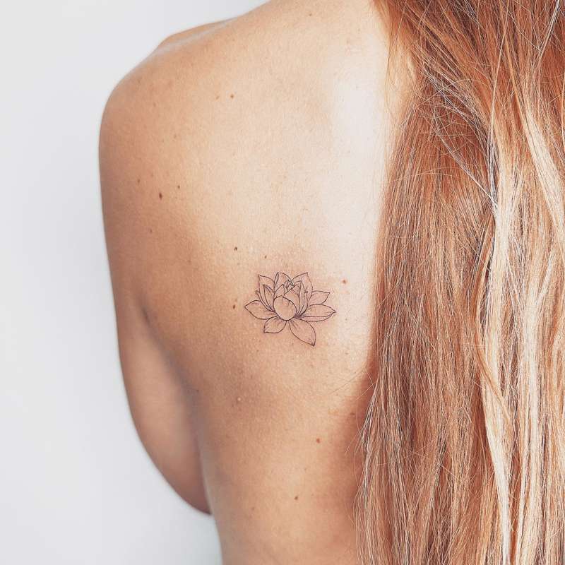 Tatuajes pequeños para mujer en la espalda: flor de loto