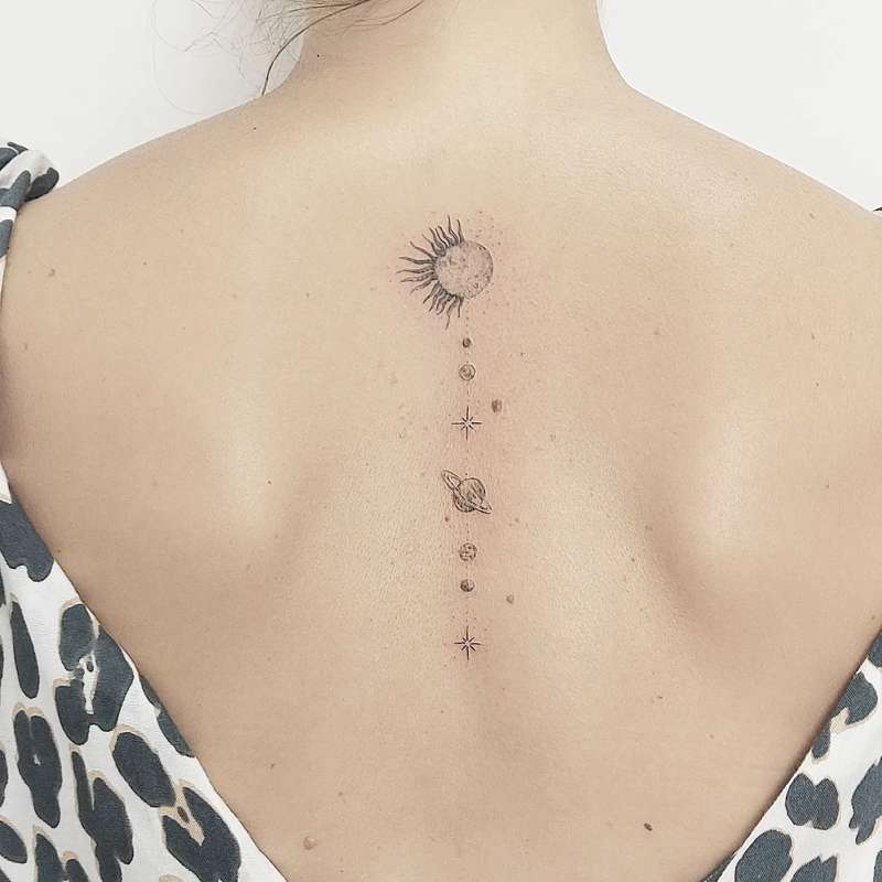 Tatuajes pequeños para mujer en la espalda: los astros