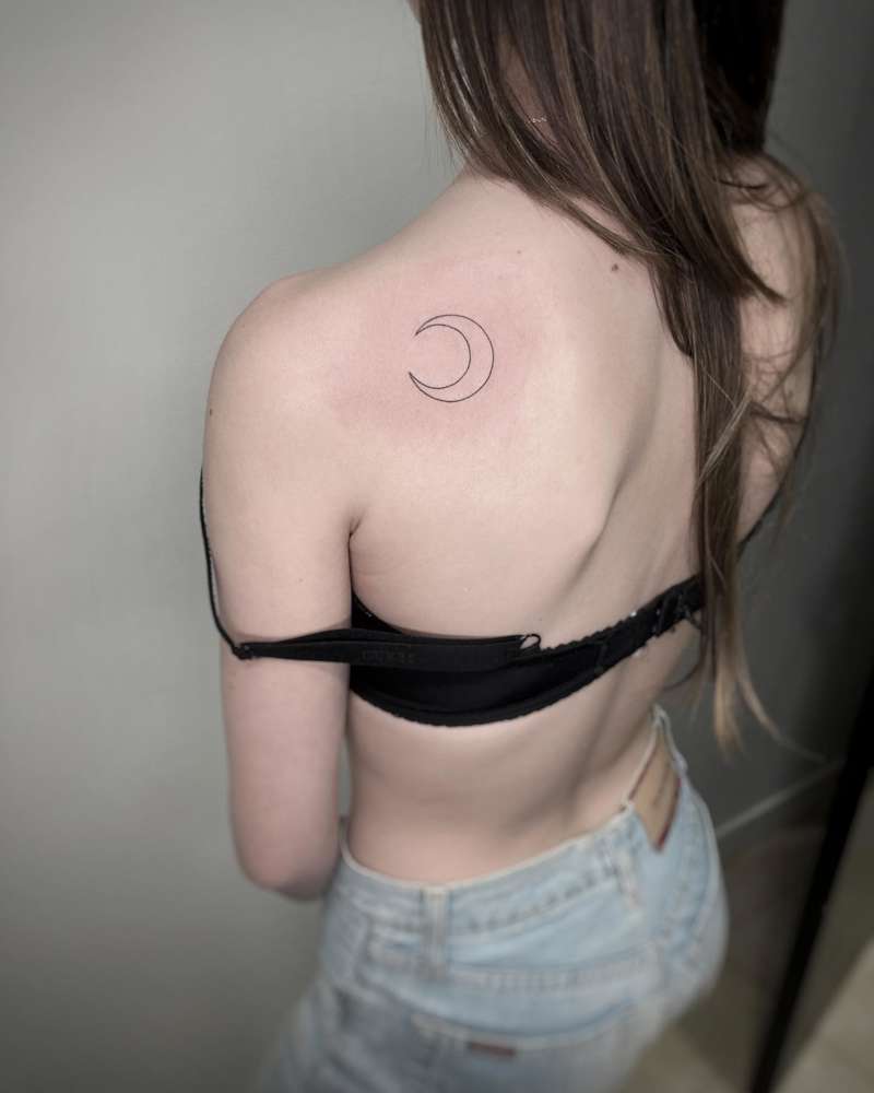 Tatuajes pequeños para mujer en la espalda: luna