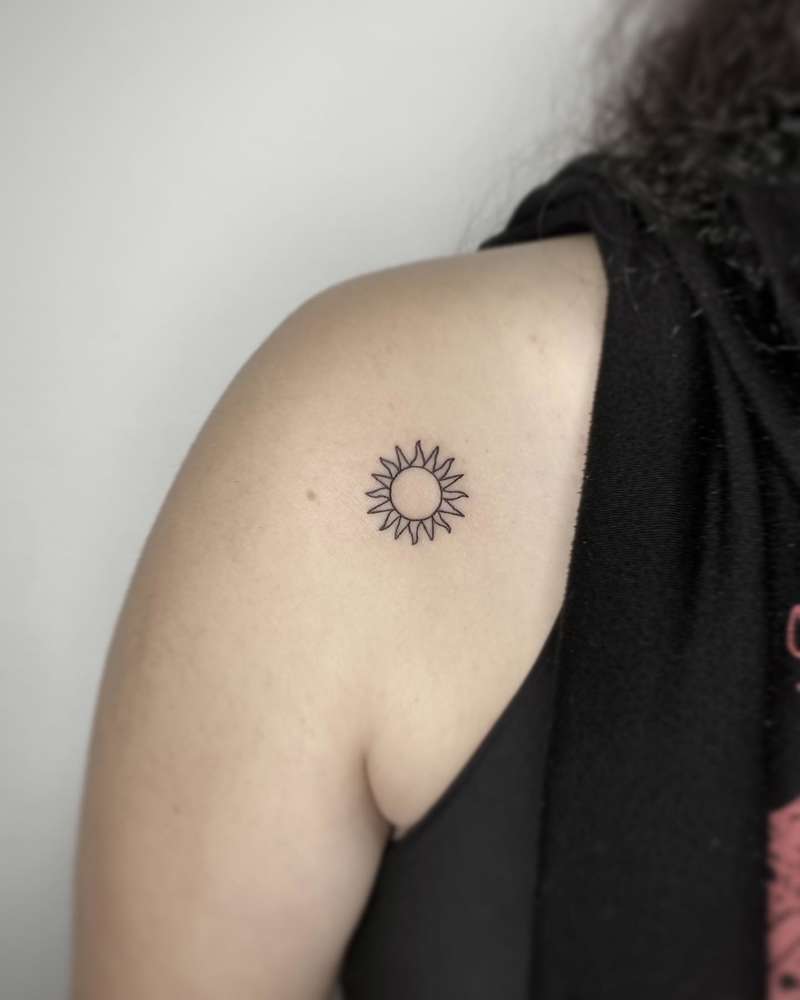 Tatuajes pequeños para mujer en la espalda: sol