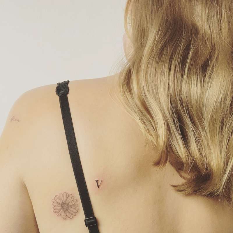 Tatuajes pequeños para mujer en la espalda: una inicial