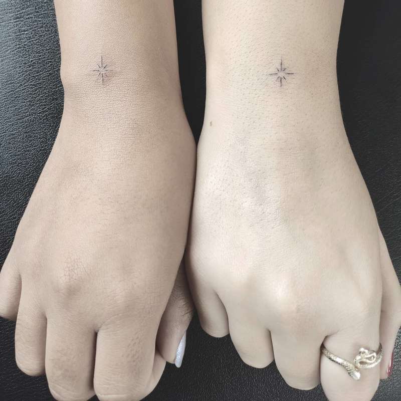 Tatuajes pequeños para mujer en la muñeca: estrellas