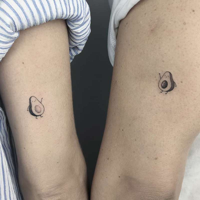 Tatuajes pequeños para mujer originales: aguacates