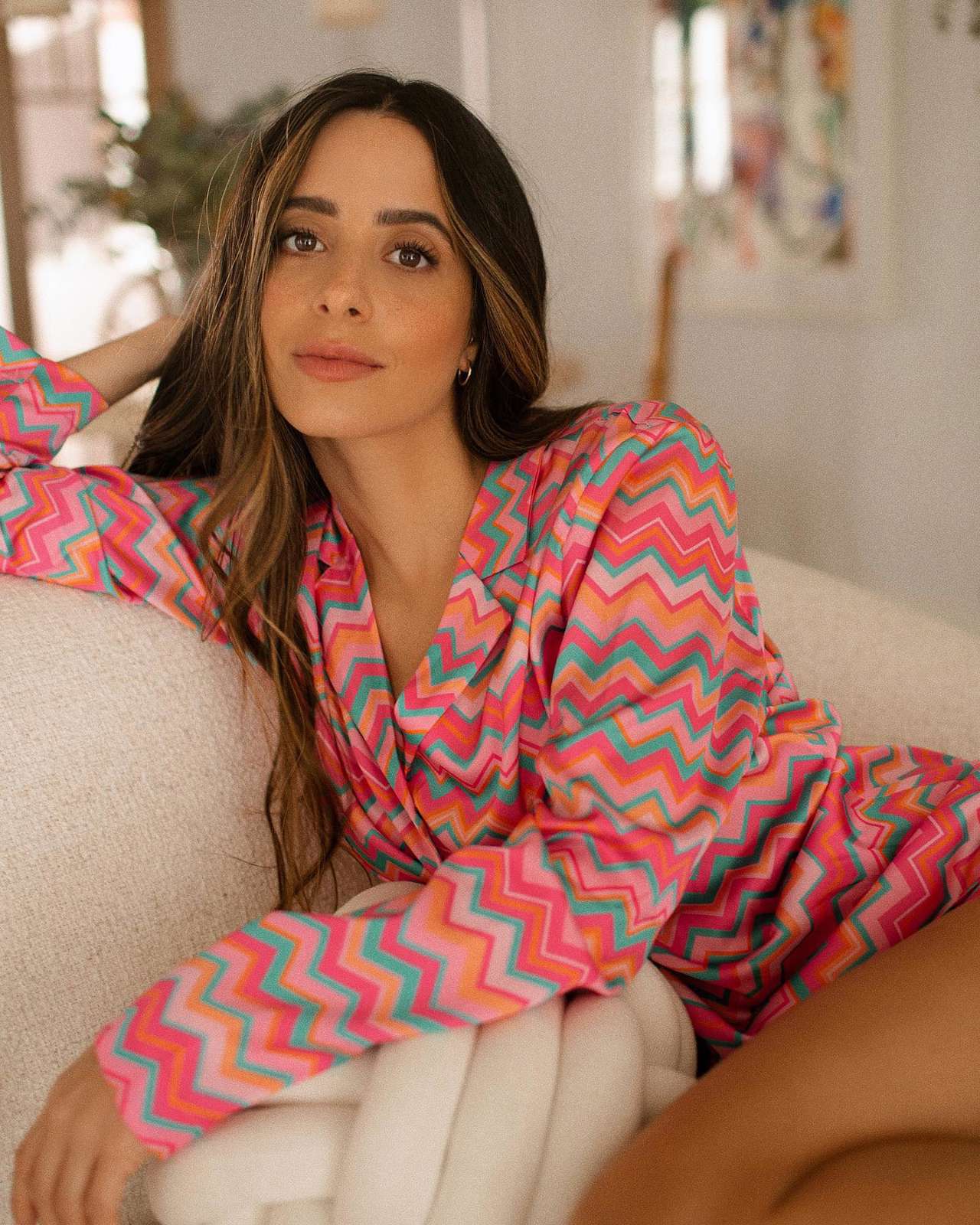 María F Rubies con un pijama de su colección
