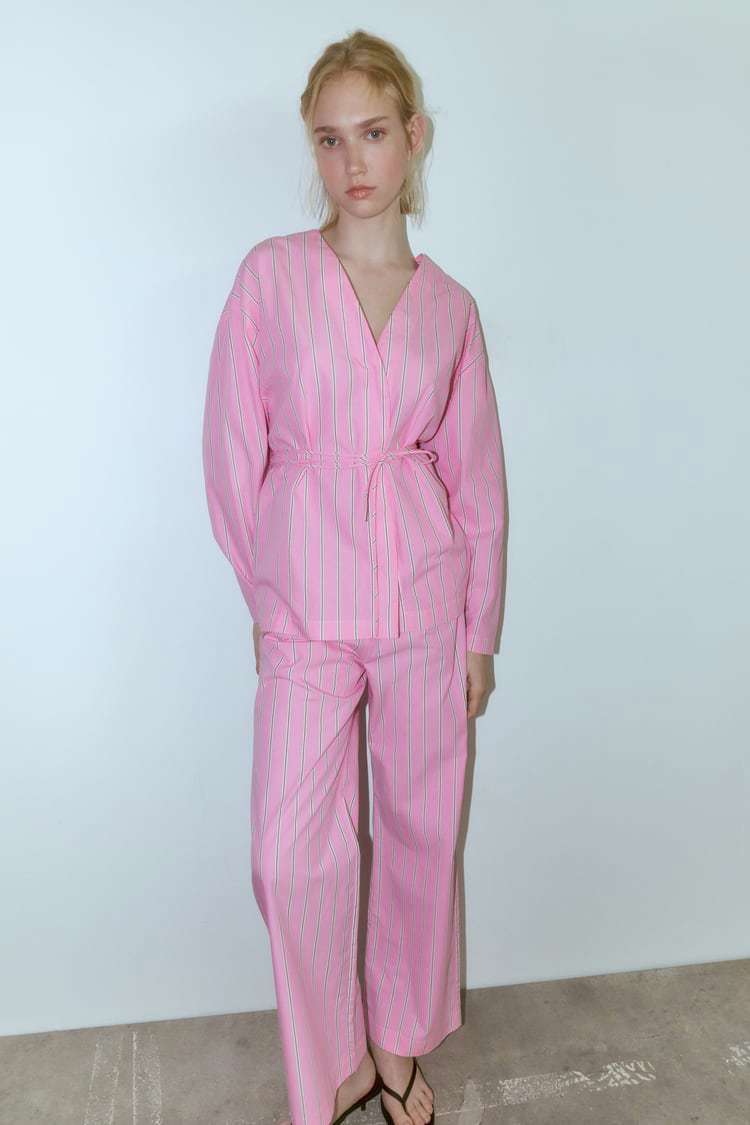 Pijama a rayas en rosa de Zara. 