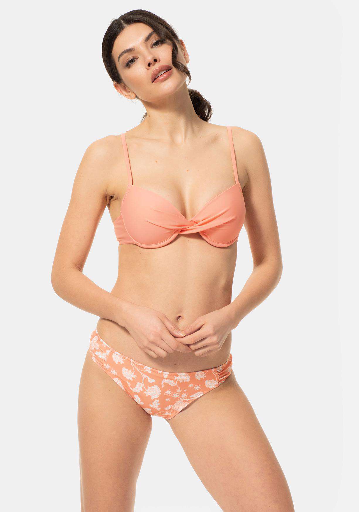 Mujer con bikini color salmón de Carrefour. 