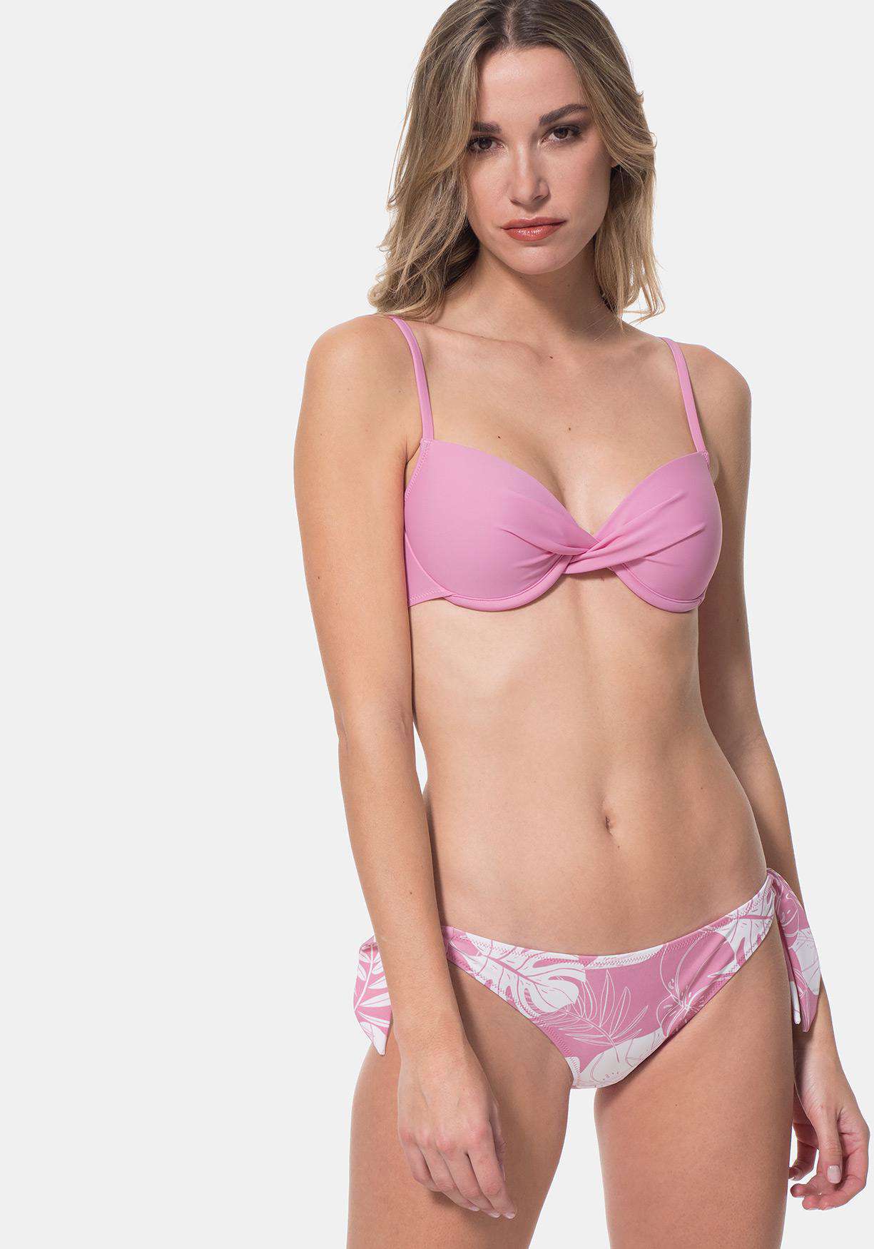 Mujer con bikini de Carrefour en tonos rosas. 
