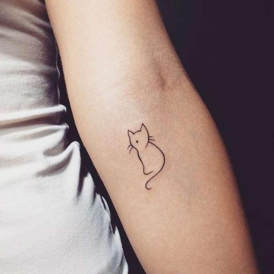Tatuaje de gato minimalista: 10 ideas para las amantes de los felinos 