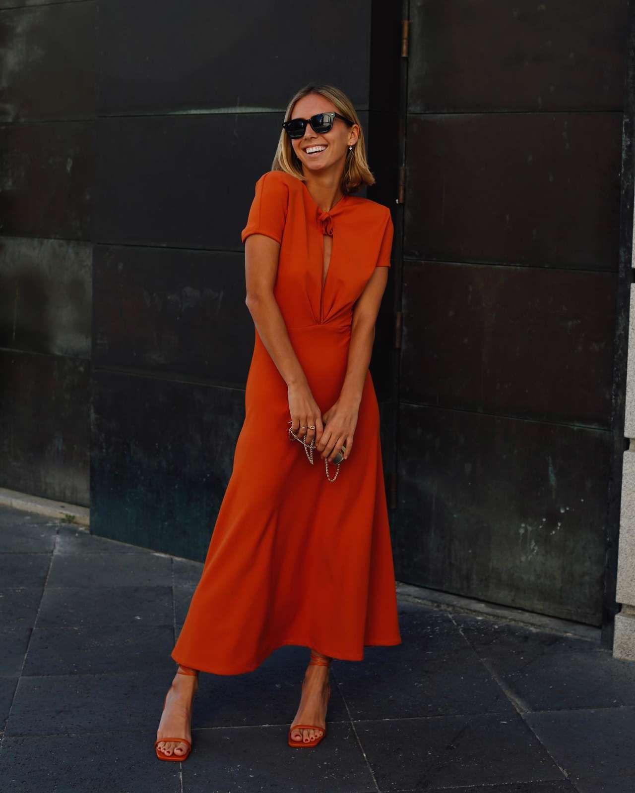 Lucía Barcena con vestido naranja