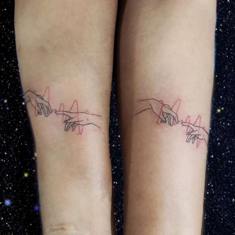 Tatuajes para parejas pequeños: el hilo rojo