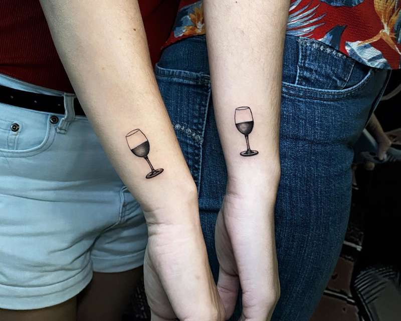 Tatuajes para parejas pequeños: vino